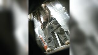 Quay lén lồn chị đẹp xin đái nhờ trước khi đái chụp hình lồn rồi vừa đái vừa xoa lồn.