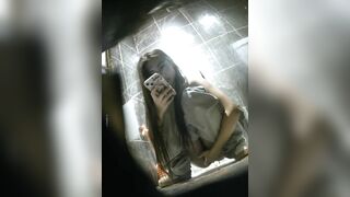 Quay lén lồn chị đẹp xin đái nhờ trước khi đái chụp hình lồn rồi vừa đái vừa xoa lồn.