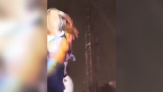 Ca sĩ hưng phấn show vú trên sân khấu