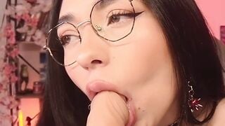 Gái xinh dâm bú cu giả dâm đãng trên live cho trai xem