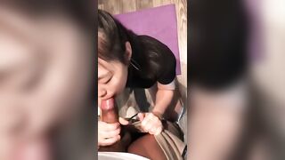 vừa khép cửa phòng thôi là em đã lao vào bú rồi anh chưa kịp cởi đồ mà