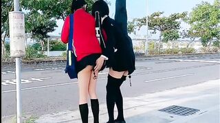 2 con đĩ đợi xe bus, Mà Nước Từ lỗ đít chảy sữa ra đường
