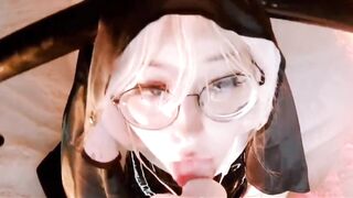 Em xinh kính cận làm ASMR liếm mút đeo tai nghe để cảm nhận nha anh em