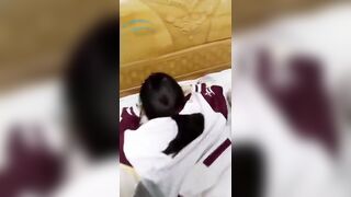 Thấy nhỏ em họ đang nằm 1 mình trg phòng chơi điện thoại nên vào sờ mông 1 tí