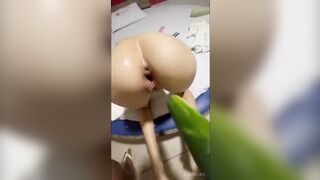 Dưa khổng lồ thủ dâm cho em lồn to