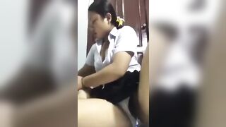 Em học sinh chubby lồn múp dụp thủ dâm cho trai xem