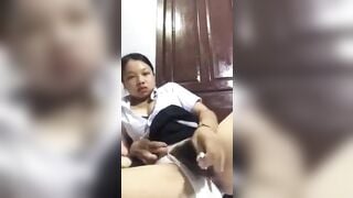 Em học sinh chubby lồn múp dụp thủ dâm cho trai xem
