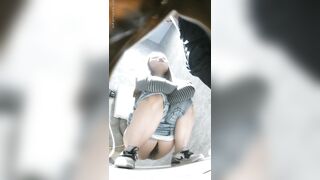 Chị gái lắm trò cho bạn trai vào toilet xem lồn chị đái thằng kia nứng quá muốn đụ.