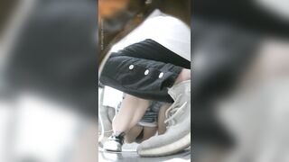 Chị gái lắm trò cho bạn trai vào toilet xem lồn chị đái thằng kia nứng quá muốn đụ.