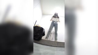 Quay lén lồn nhỏ bạn thân vào nhà đái nhờ nó nhìn miết vào cam nghĩ bị nó phát hiện.