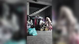 Cô gái thay đồ public ngày tại cửa hàng quần áo