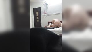 Em sinh viên thích chơi thú nhún