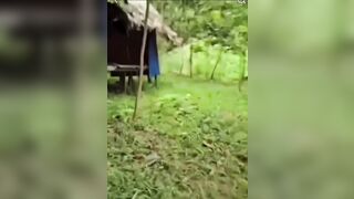 Cặp đôi đang đụ nhau bị phát hiện la lên thì cả 2 chạy tán loạn.
