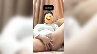 Nữ sinh lớp 12 mặc áo dài thủ dâm