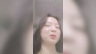 em học sinh đang call khoe vú với trai thì mẹ vào em phải vào nhà tắm - phần 3