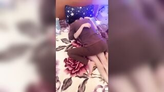 Tranh thủ lúc nhỏ em họ đg ngủ mà thằng a khốn nạn cùng đám b vào đè e ra đụ tập thể