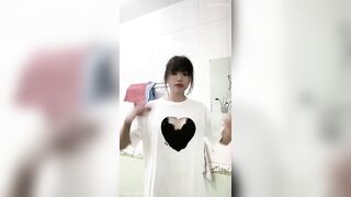 E học sinh Đi tắm cũng không quên quay lại cho ny xem