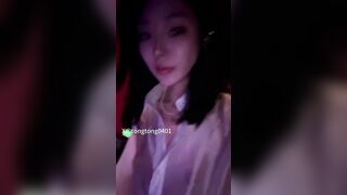 Dâm nữ k mặc đồ lót khỏa thân ra đường đi chơi để show hàng public