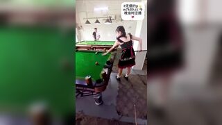 Lâu lâu em mới từ trên bản xuống chơi bi-a mà các a cứ trêu mãi thôi