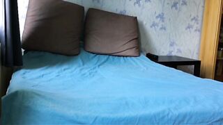 Em rên to quá phải bịt miệng em lại để chồng em biết