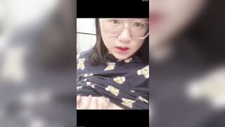 Bé kính cận mới lớn dâm đãng