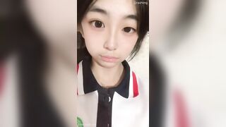 Em học sinh Trung Quốc mới lớn đã biết móc rồi