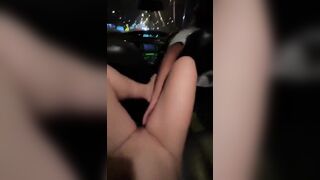 Banh lồn cho anh lái xe taxi sờ lồn móc lồn chảy nước