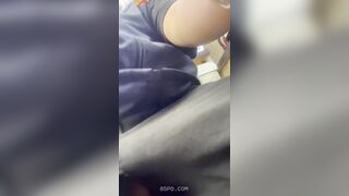 Xé quần lén thủ dâm ở cửa hàng tiện lợi khi đang làm việc