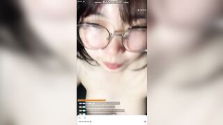“Ê vãi lồn chưa, con Nhi nó live sex k che mặt luôn”