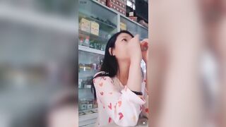 Nữ y sĩ xinh đẹp bình thản tự nhiên cho khách hàng bóp vú tại vầy thuốc.