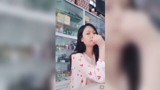 Nữ y sĩ nứng lồn cho khách hàng bóp vú ngay tại vầy thuốc.