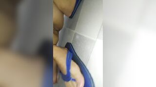 Sờ lồn chị dâu đang đái sục cặc hụt tinh cho chị dâu bú cu liếm sạch