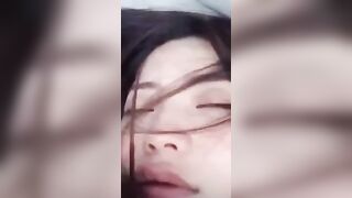 Say rượu ngủ say như chết,em gái bị 2 thanh niên lột đồ quay clip trên xe mà ko biết