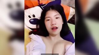 Nhìn nuốt ruồi ngay miệng của bé nó là biết dâm cỡ nào rồi