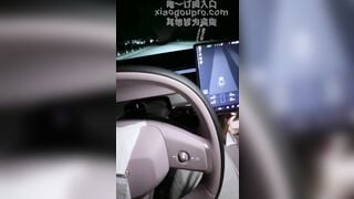 Vừa lái xe vừa cho cả bàn tay vào nghịch móc lồn con đĩ lồn to dâm đãng