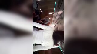 Cặp đôi đụ nhau trên xe buýt đông người