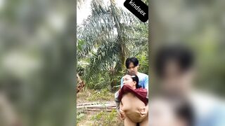 Đè đụ mẹ kế ngoài sau vườn