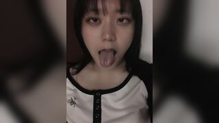 em sinh viên tóc ngắn vẻ ngoài trong sáng thủ dâm cực nứng #2