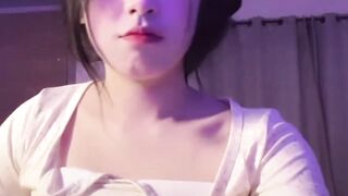 Anh Thư show vú dạo cho trai lạ