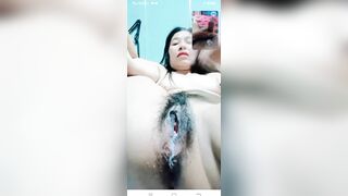 Mbbg thủ dâm móc lồn chảy nước cho trai xem dâm đãng