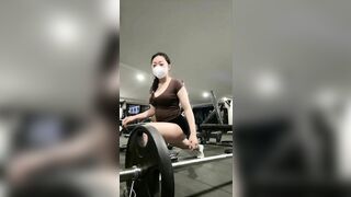 Vừa tập gym vừa live ap khoe vú to lồn múp thủ dâm