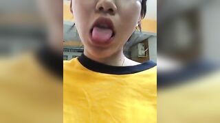Nhân viên ra đươgf khoe vú nhét toy vào lồn thủ dâm kích thích