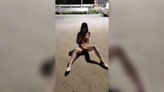 gái xinh khỏa thân trên đường phố