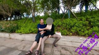 gái nứng lồn gạ địt ông chú trong công viên