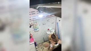 Quay lén mẹ vợ móc lồn thủ dâm trong nhà vệ sinh