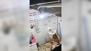 Quay lén mẹ vợ móc lồn thủ dâm trong nhà vệ sinh