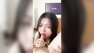 Vừa ngồi xem phim vừa cho nhỏ em họ bú cu