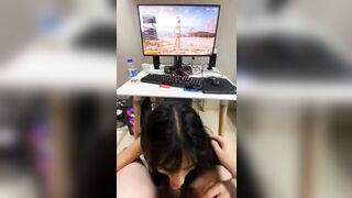 Vừa chơi game vừa được con em họ bú cu