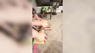 Thời tới cạn không kịp 3 người cô họ đồng ý cho thằng cháu đụ 1 lượt trong phòng.