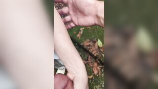 Đi du lịch cùng chị đồng nghiệp cho chị cầm cặc sục dâm đãng